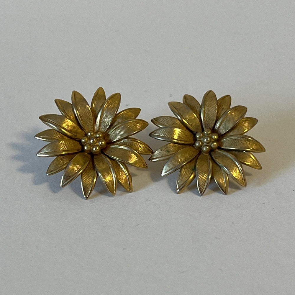 001 unsigned  vintage clip flower earrings